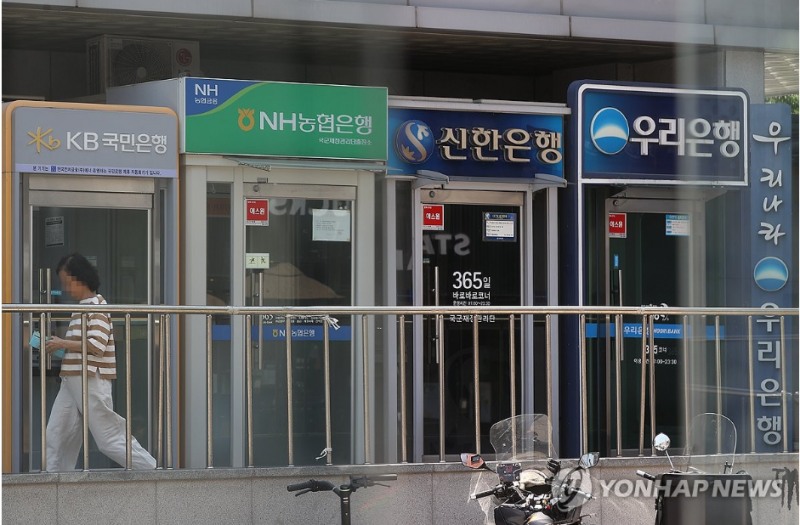 KB국민은행 신한은행에 이어 하나은행도 23일부터 1년 정기예금금리를 3.2%로 올려 5대 시중은행이 예 적금금리를 일제히 인상했다. 사진=연합뉴스