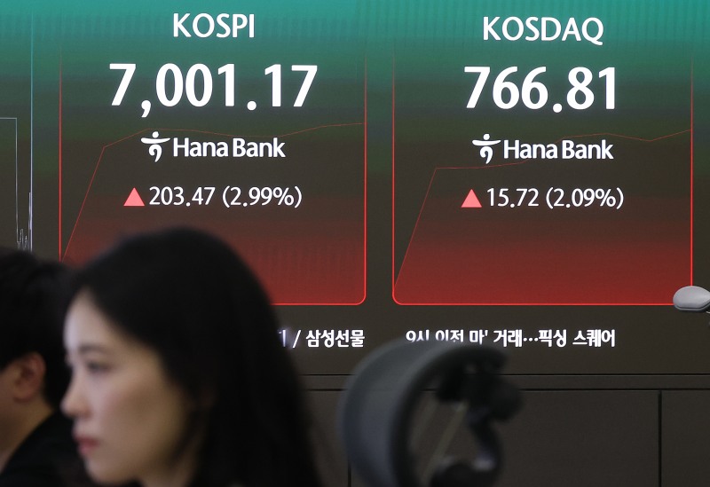 23일 서울 중구 하나은행 딜링룸 현황판에 코스피 등이 표시되고 있다./연합뉴스