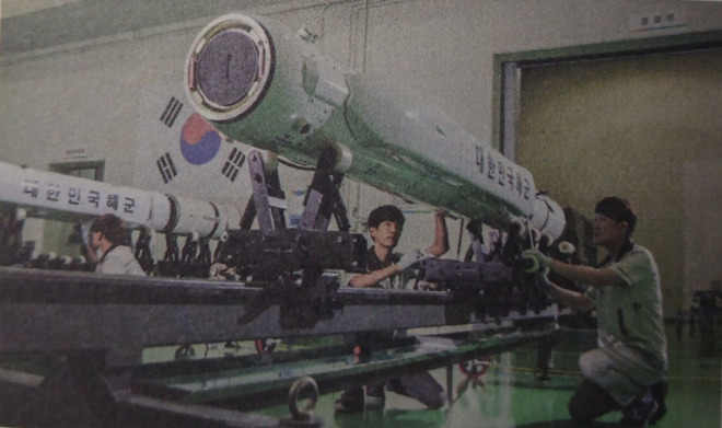 넥스원퓨처 직원들이 대한민국 해군 최초 국산 함대함 유도무기 ‘해성’을 최종 조립하고 있다. 사진= LIG D&A
