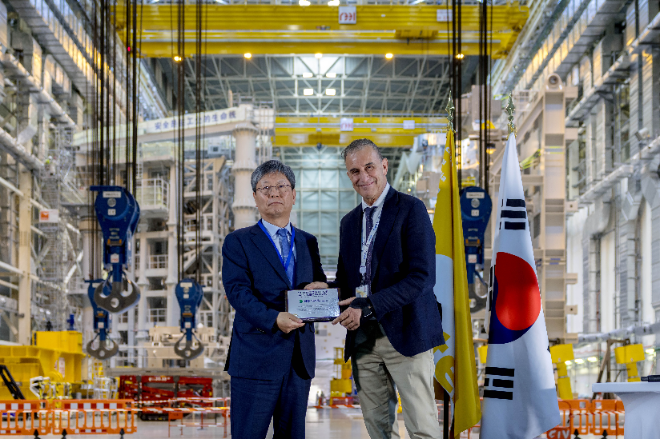 원광식 HD현대중공업 부사장(왼쪽)이 22일(현지시간) 프랑스 남부 카다라슈에서 열린 ‘KOREA-ITER 퓨전 데이’ 행사에서 피에트로 바라바쉬(Pietro Barabaschi) ITER 사무총장으로부터 감사패를 받고 기념촬영을 하고 있다. 사진= HD현대중공업