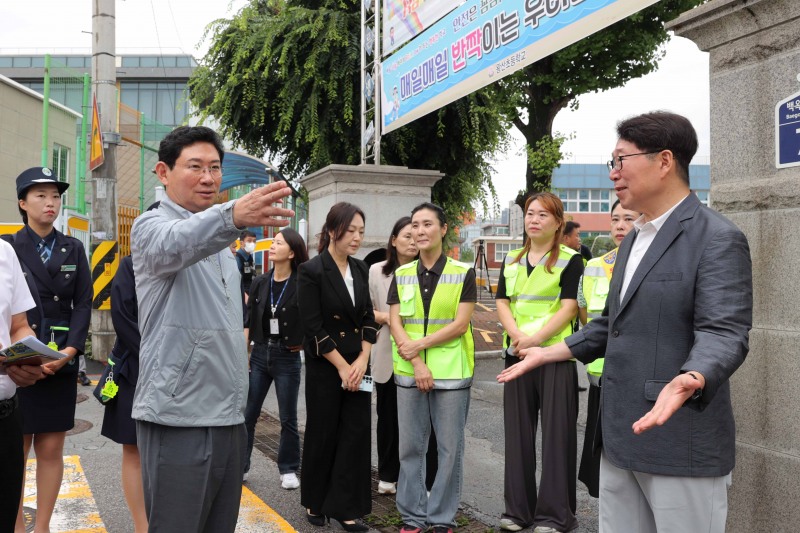 이상일 용인특례시장이 처인구 모현읍에 있는 왕산초등학교에서 교통지도봉사를 하면서 통학로를 정먹하고 있다. /용인시