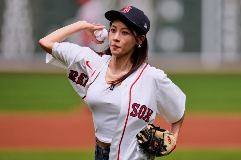 MLB 보스턴-볼티모어 더블헤더 1차전서 시구하는 배우 하지원. / 사진=연합뉴스