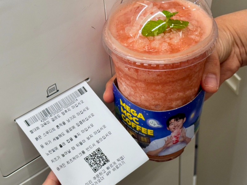 "영수증 속 괴담 한 줄에 빠진 고객들"…메가MGC커피 신메뉴 2주 만에 100만 개 판매 돌파