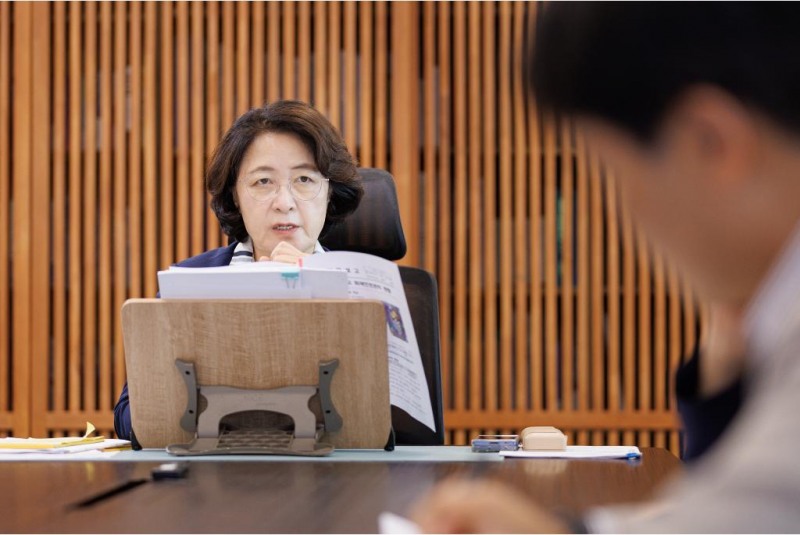 22일 오후 경기도청 집무실에서 진행된 물류창고 화재안전 강화 전략 회의에서 추미애 경기도지사가 발언을 하고 있다./경기도