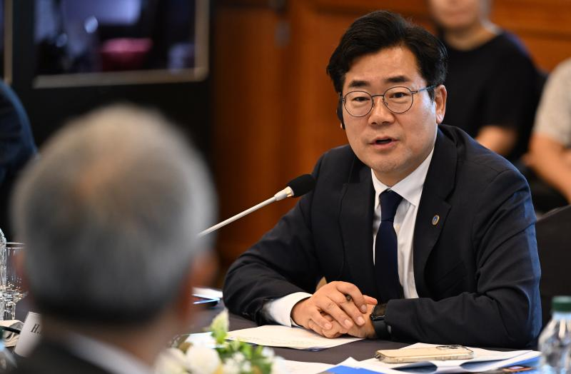 박찬대 인천시장이 23일 경원재 바이 워커힐에서 열린 '2026 인천 국제기구 대표자 회의'에서 기구 대표자들과 협력방안 등을 논의하고 있다./인천시