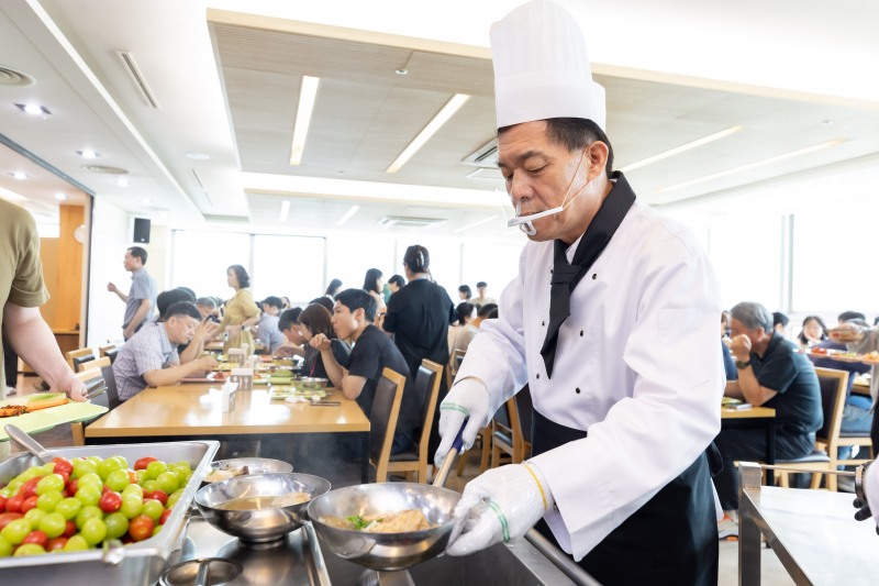 이재준 수원시장이 직원들에게 삼계탕을 배식하고 있다.수원시