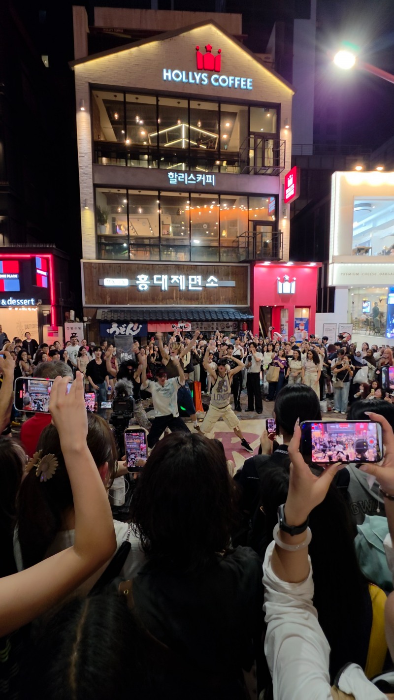 호주 출신 퍼포먼스 그룹 AussieBroSquad