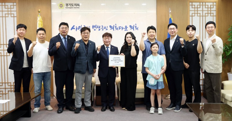경기남부광역도시철도 추진연대 소속 성남시민들의 기념촬영 모습. /경기도의회