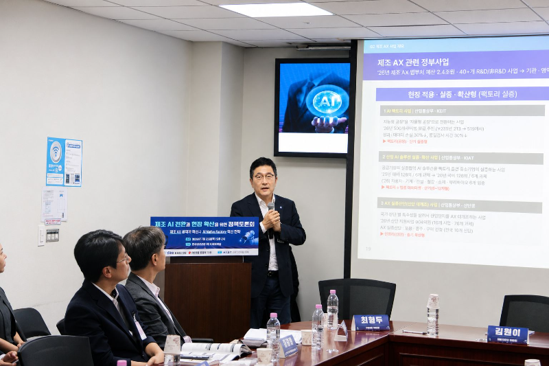 윤병동 원프레딕트 대표가 제조 AI 정책 현황을 설명하며 제조 AI의 현장 확산을 위한 정책 전환 방향과 4대 정책 제안을 발표하고 있다./원프레딕트