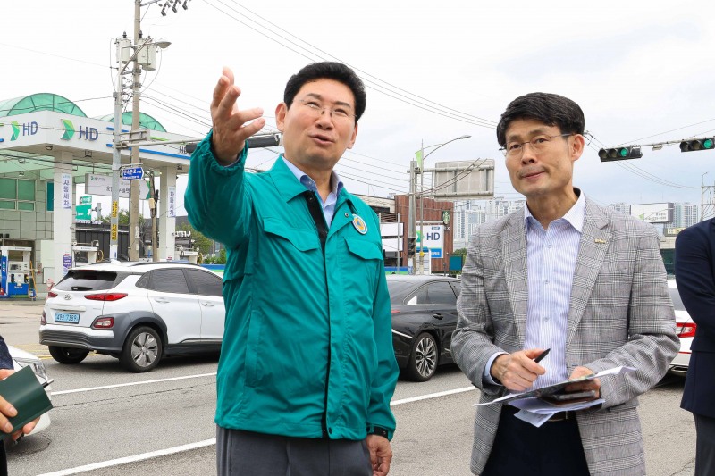 이상일 용인특례시장이 23일 기흥구 보라동 한국민속촌입구삼거리를 찾아 현장을 점검하고 있다. /용인시