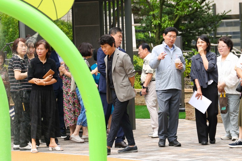 이상일 시장이 23일 기흥구 상하동 지석1어린이공원 물놀이장 준공식을 마친 뒤 시설을 살펴보고 있다. /용인시