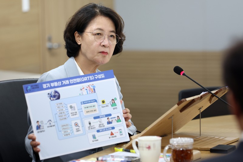 업무보고를 받고 있는 추미애 경기도지사. /경기도