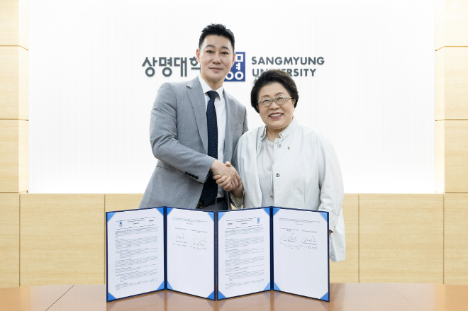 협약식 사진. (왼쪽부터) 조해 암웨이 R&D 상무, 김종희 상명대 총장. (사진제공=상명대)