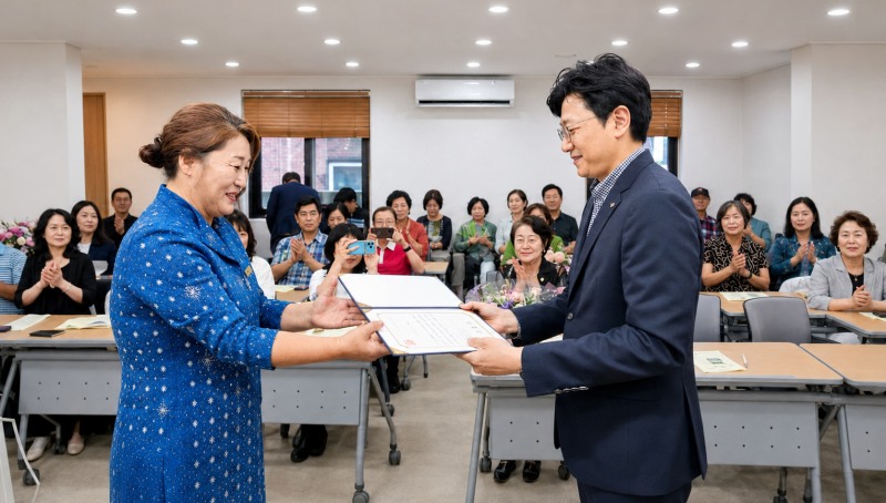 닥터프렌드 김용석 대표가 강원센터 이은하 센터장에게 임명장을 수여하고 있다.(사진제공=닥터프렌드)