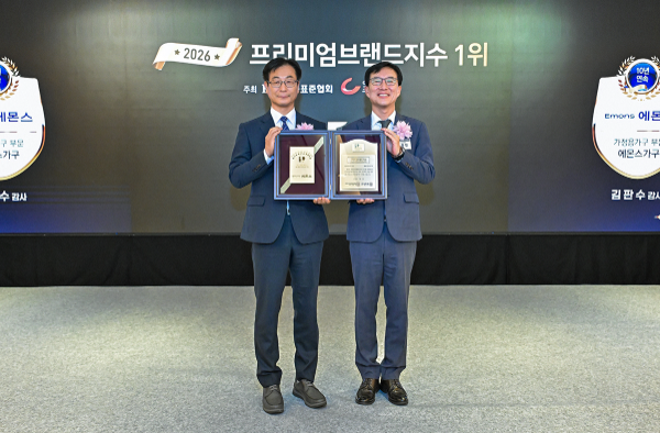 에몬스 김판수 감사(사진 왼쪽)가 문동민 한국표준협회 회장으로부터 인증패를 받고 있다.