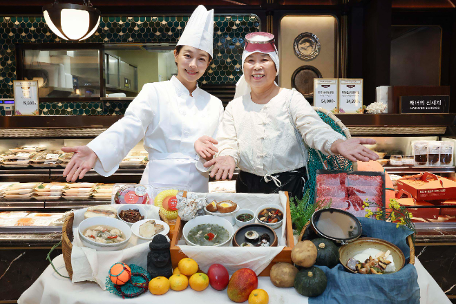 신세계백화점 강남점 신세계마켓에서 제주 먹거리를 소개하는 해녀와 요리사 / 사진 = 신세계백화점 제공