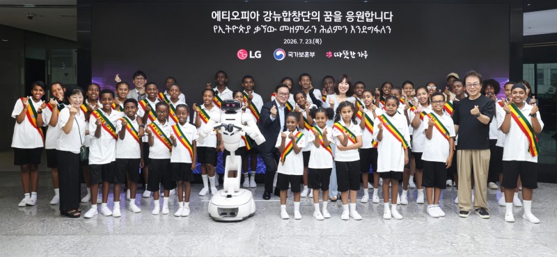 강윤진 국가보훈부 차관(가운데 오른쪽), 정수헌 LG사이언스파크 대표(가운데 왼쪽) 등이 강뉴합창단과 기념사진을 촬영하고 있다.