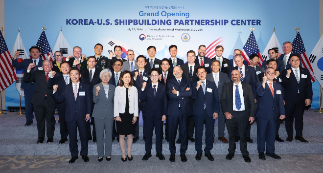 23일(현지시간) 미국 워싱턴DC에서 열린 한미조선협력센터(KUSPC) 개소식에 참가한 한국과 미국 정부, 업계, 기관 관계자들이 미국 사업 관련 협약과 공동연구 협약 등을 체결한 뒤 단체 기념촬영을 하고 있다. 사진= 삼성중공업