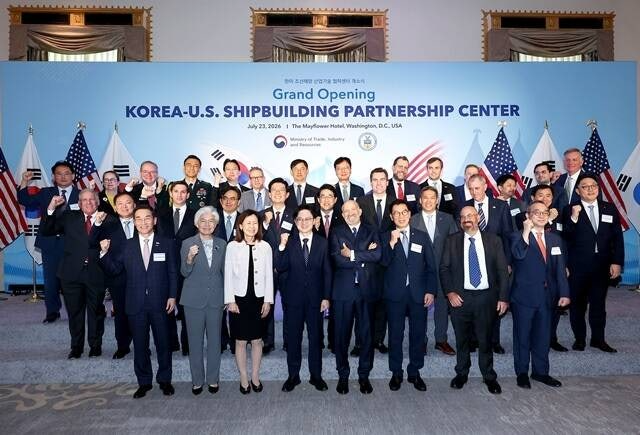 23일(현지시간) 미국 워싱턴DC 메이플라워 호텔에서 열린 한미 조선협력센터 개소식에서 김정관 산업통상자원부 장관과 하워드 러트닉 미 상무장관, 강경화 주미대사, 미셸 스틸 주한미국대사 등 참석자들이 기념촬영을 하고 있다. 산업통상자원부 제공