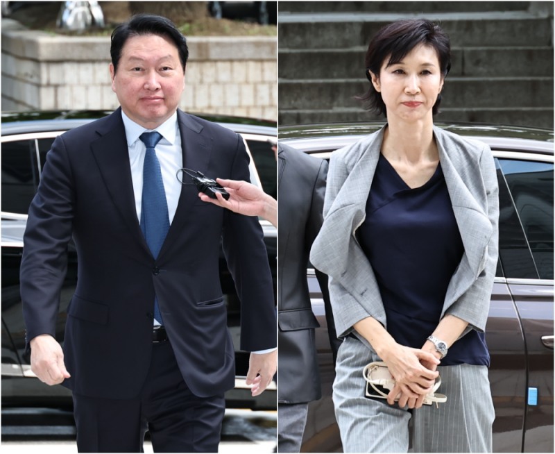 24일 서울 서초구 서울고등법원에서 열린 최태원 SK그룹 회장과 노소영 아트센터 나비 관장의 재산분할 소송 파기환송심에서 재판부는 최 회장이 노 관장에게 재산분할금으로 9440억원을 지급해야 한다고 판결했다. 사진은 지난달 26일 변론기일에 출석하는 최 회장과 노 관장./연합뉴스 제공