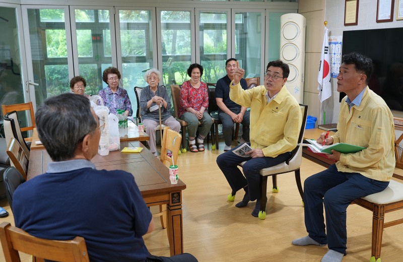 최원용 평택시장이 23일 무더위쉼터를 방문, 현장을 점검하고있다. /평택시
