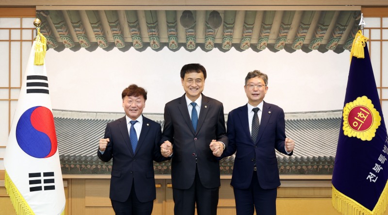 남종섭 경기도의회 의장(좌)이 24일 전북특별자치도의회를 방문해 김희수 전북특별자치도의회 의장, 안신일 세종특별자치시의회 의장과 정담회를 갖고 기념촬영을 하고있다. /경기도의회