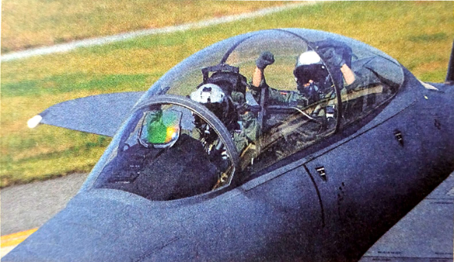 2005년 3월 대한민국 공군의 차세대 전투기 F-15K의 출고식 당시 전투기 조종사가 조종석에 설치된 넥스원퓨처가 개발한 전방시험장치(HUD)를 보며 조종하고 있다. LIG D&A