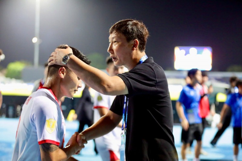 동티모르와 경기 후 꽝하이를 격려하는 김상식 베트남 대표팀 감독(오른쪽). / 사진=연합뉴스