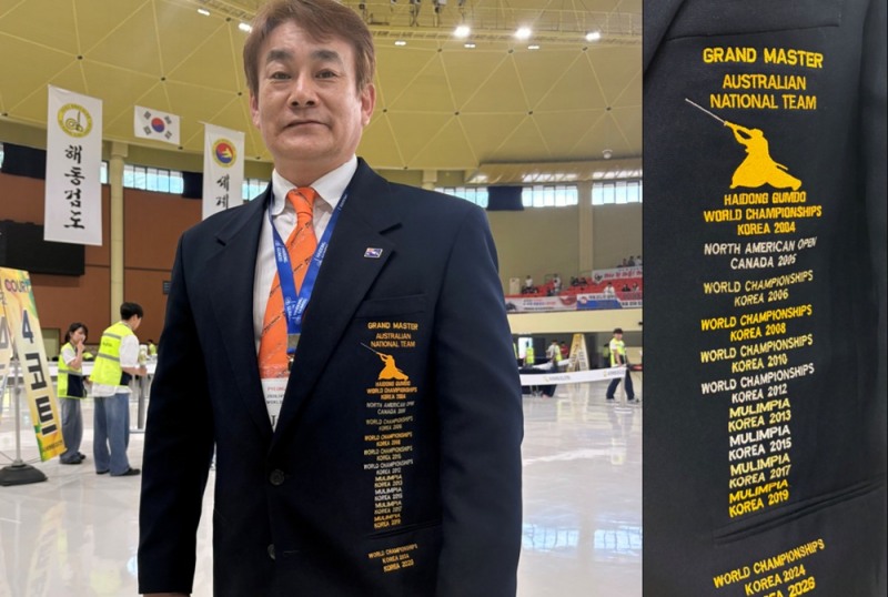 오정일 해동검도 호주총관장이 지난 2004년부터 참가한 대회 명들이 촘촘히 새겨진 마스터 재킷을 입고 포즈를 취하고 있다/ 사진= 마니아타임즈 DB.