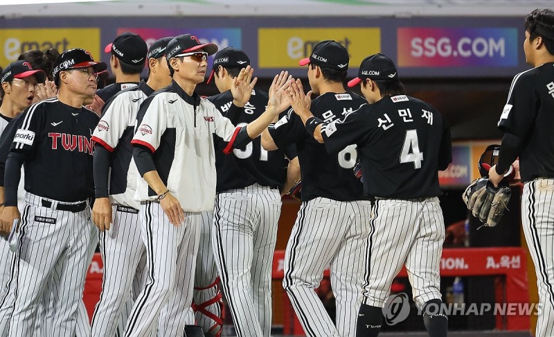 승리를 자축하는 LG 선수단