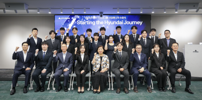현정은 현대그룹 회장(앞줄 왼쪽에서 다섯 번째)이 24일 연지동 현대그룹빌딩에서 열린 신입사원 교육수료식에 참석해 단체 기념촬영을 하고 있다. 사진= 현대그룹