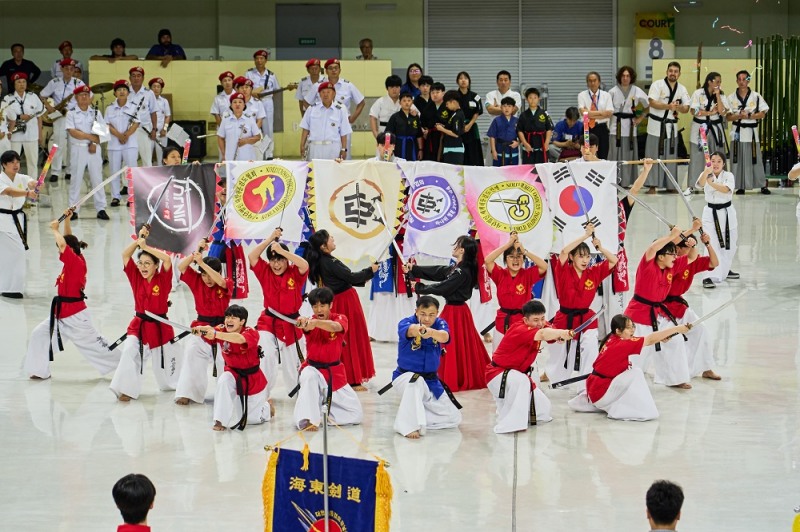 26일 강원도 평창군 평창돔체육관에서 열린 '제14회 해동검도 세계대회'가 막을 내린 가운데 개막식 행사에서 해동검도 시범단이 검법 공연을 펼치고 있다./사진=대한해동검도협회 제공