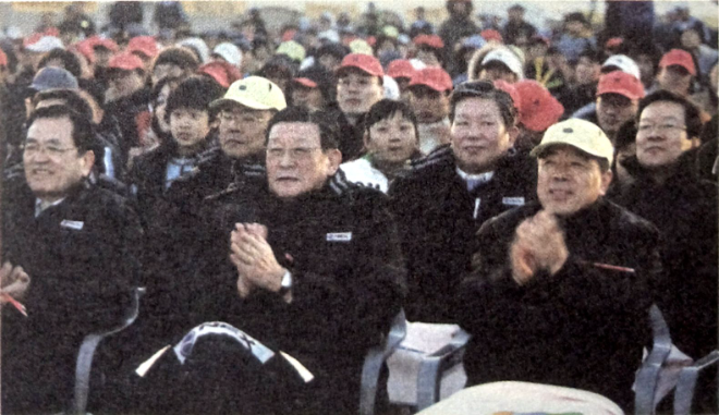 구자원 넥스원퓨처 회장(앞줄 왼쪽에서 두 번째)이 2006년 3월 24일, 구미공장에서 열린 넥스원퓨처 ‘창립 30주년 기념식’에 참석해 임직원과 함께 행사를 관전하고 있다. 사진= LIG D&A