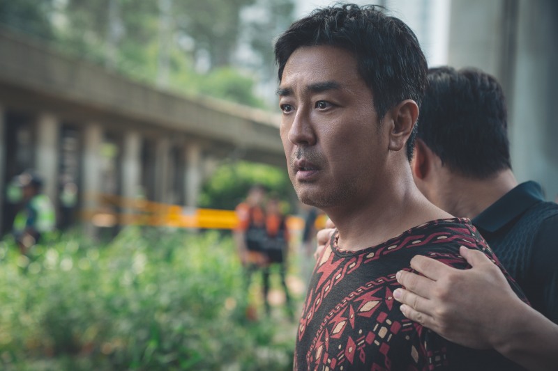 ‘비광’ 류승룡, K-아빠의 새로운 얼굴…딸을 위해서라면 물불 가리지 않는 중구로 변신