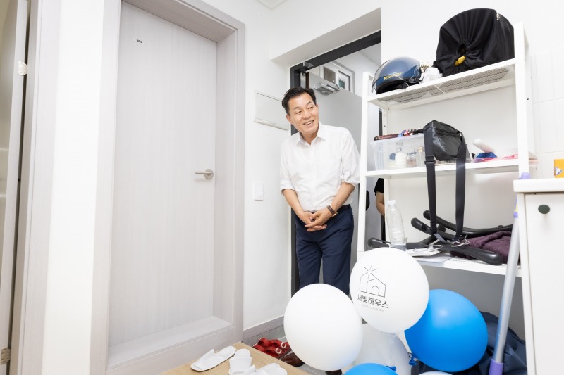 이재준 수원특례시장이 새빛하우스 집들이에 방문해 수리된 집을 살펴보고 있다./수원시