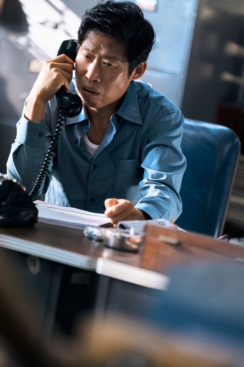 ‘암살자(들)’ 유해진, 영부인 저격 사건 수사의 최전선에 서다…형사 철구 캐릭터 스틸 공개!