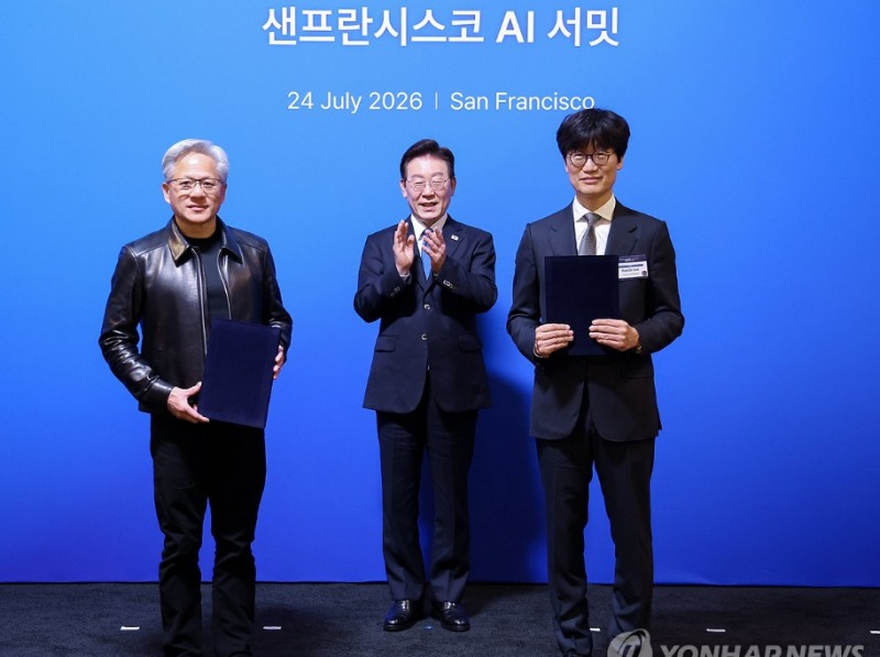 네이버는 글로벌 AI팩토리 공동 사업 추진을 위해 엔비디아를 대상으로 10억달러 유상증자를 실시한다는 소식에 27일 10% 급등중이다. 사진=연합뉴스