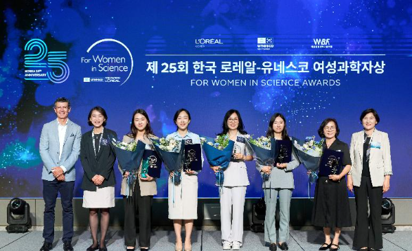 (왼쪽부터) 로드리고 피자로 로레알코리아 대표, 서현숙 유네스코한국위원회 지적연대본부장, 펠로십 수상자 강지승 고려대학교 조교수, 정혜현 서울아산병원 조교수, 학술진흥상 수상자 이경 동국대학교 교수, 펠로십 수상자 이지영 아주대학 조교수, 김진은 박사 어머니(대리수상), 임형신 여성생명과학기술포럼 회장