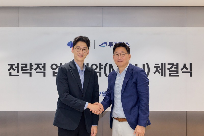 지난 24일 서울 강남구 역삼동 아크플레이스에서 (왼쪽부터)토스 오규인 부사장과 투게더스 서형석 대표이사가 업무협약 기념 사진을 촬영하고 있다./토스