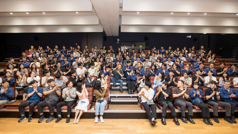 호반그룹 임직원들과 정일영 인하대학교 교수(세번째줄 왼쪽 열번째)가 지난 24일 서울 서초구 호반그룹 본사에서 명사특강을 마친 뒤 기념촬영을 하고 있다./호반그룹