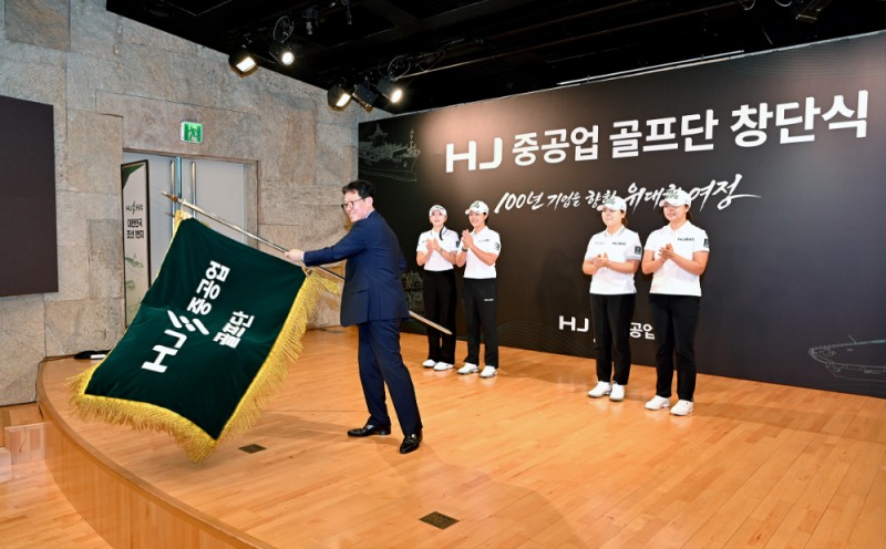 (앞 HJ중공업 송경한 대표, 뒤 왼쪽부터 조아연 선수, 박지영 선수, 홍정민 선수, 김민서 선수)