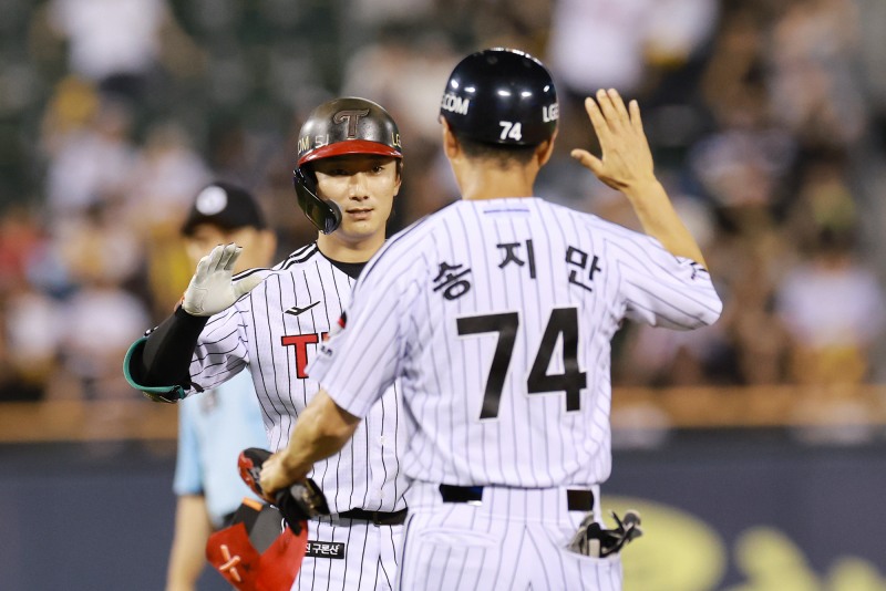신민재와 하이파이브 하는 송지만 신임 LG 1군 타격 코치. / 사진=연합뉴스