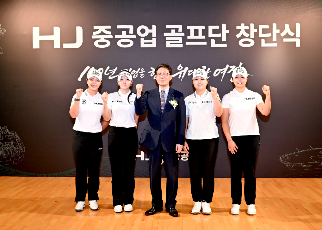 (왼쪽부터)박지영 선수, 조아연 선수, HJ중공업 송경한 대표, 홍정민 선수, 김민서 선수가 지난 24일 H서울 남영동 HJ중공업 사옥에서 개최한 ‘HJ중공업 골프단’ 창단식에서 기념 촬영을 하고 있다. 사진= HJ중공업