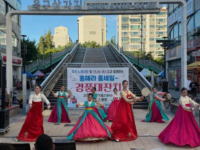 지난해 8월 30일 옥구상가 앞에서 열린 상권 활성화 이벤트 현장. /시흥시