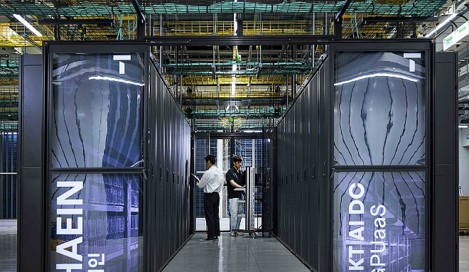 SK텔레콤 구성원들이 가산 AI 데이터센터에서 B200 GPUaaS(GPU-as-a-Service) 준비 상황을 점검하고 있는 모습. 사진=SK텔레콤