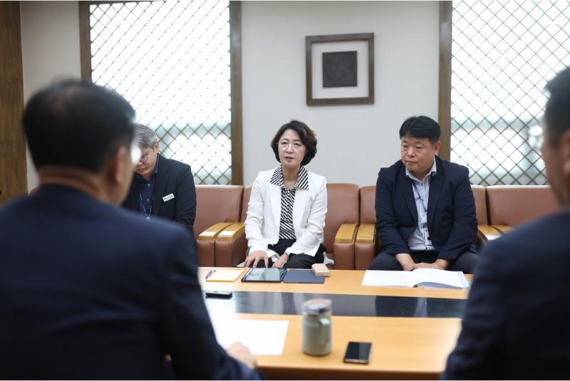 추미애 경기도지사가 김윤덕 국토부 장관과 대화를 하고있다. /경기도