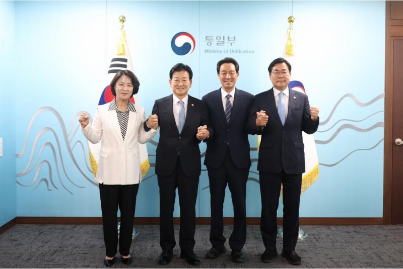 27일 오전 통일부 대회의실에서 열린 제2차 접경지역 평화안전 연석회의에 참석한 추미애 경기도지사, 정동영 통일부장관, 우상호 강원특별자치도지사, 박찬대 인천광역시장이 기념촬영을 하고있다./경기도