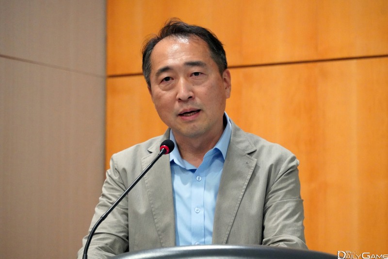 김경철 센터장이 "게임은 한 시대의 기술과 감성, 사회적 기억이 응축된 디지털 문화유산"이라 강조했다.