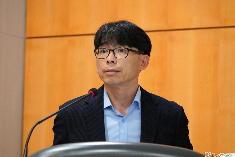 윤대진 팀장은 게임 문화를 기기·기술 등 '물질적 요소'와 규범·가치관 등 '비물질적 요소'의 집합체로 정의했다.