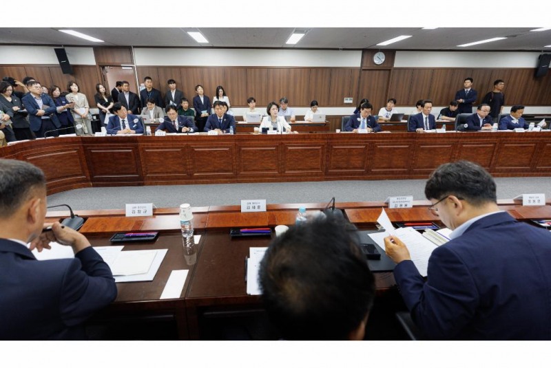 27일 오전 통일부 대회의실에서 추미애 경기도지사, 정동영 통일부 장관, 접경지역 광역단체장, 접경지역시장군수협의회 등이 모인 가운데 제2차 접경지역 평화안전 연석회의가 열리고 있다. /경기도